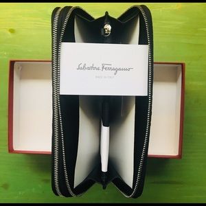 🔴NEW: Salvatore Ferragamo Gancio Embossed Wallet